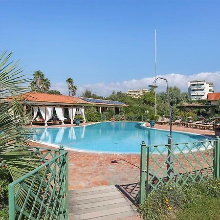 Soleado Beach House Пьетразанта Экстерьер фото