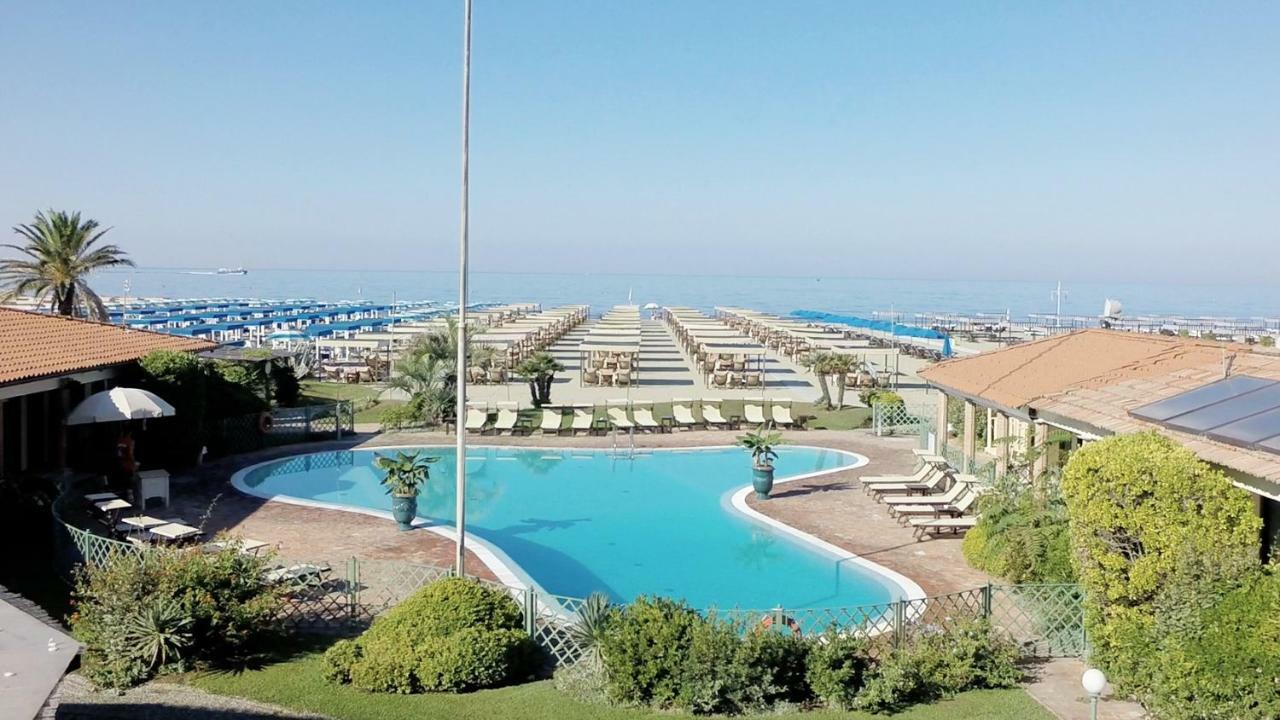Soleado Beach House Пьетразанта Экстерьер фото