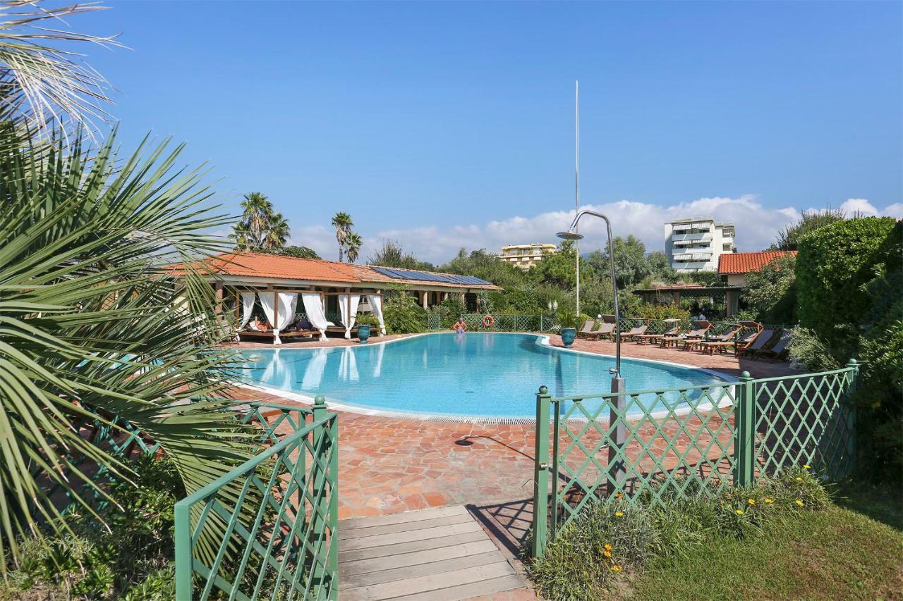 Soleado Beach House Пьетразанта Экстерьер фото